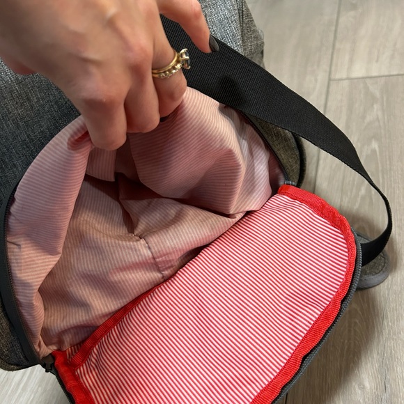 Herschel Novel Duffle HARDLY used - Picture 5 of 7